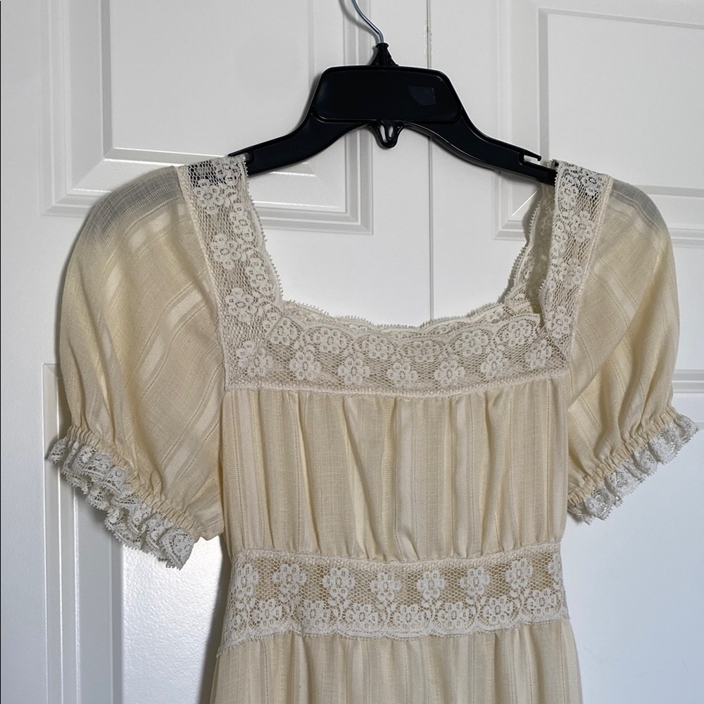 Elegant Vintage Cream Lace Dress